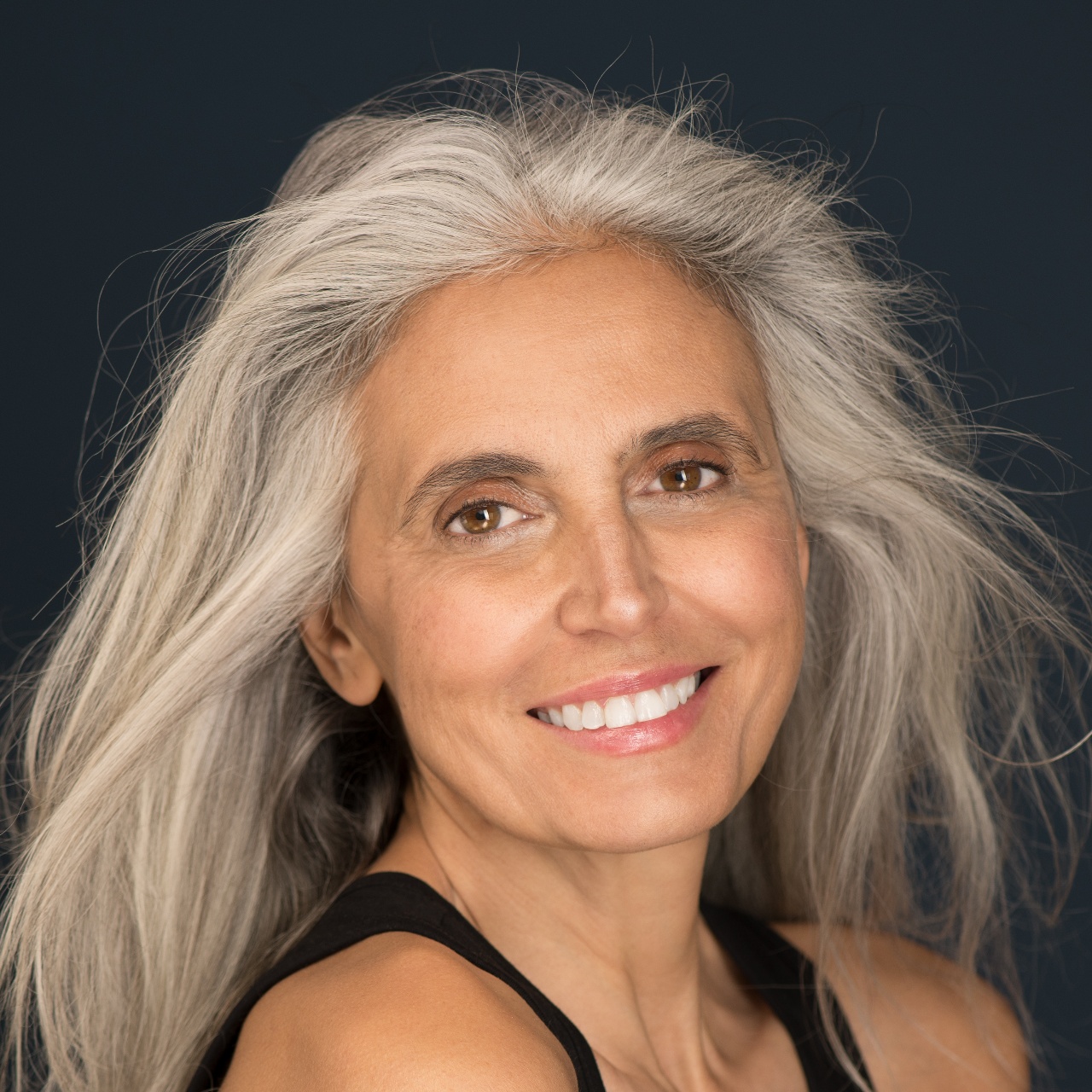 Hübsche Frau mit grauen Haaren im Lebensherbst